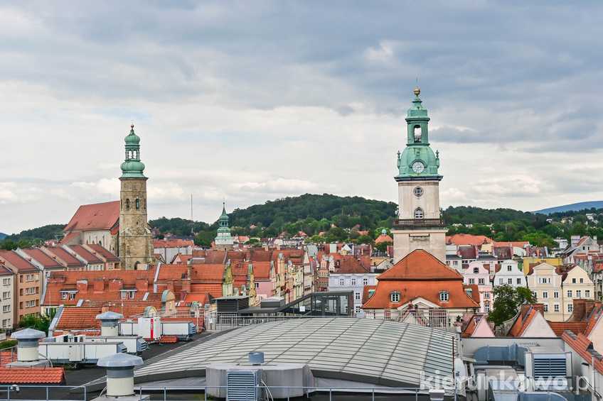 Widok na staromiejskie atrakcje w Jeleniej Górze punkt widokowy na wieży zamkowej