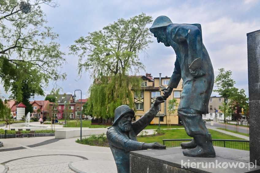 pomnik łebskich rybaków łeba atrakcje