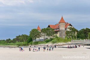 Najbardziej wyróżniający się obiekt łebskiej plaży - Hotel "Zamek" łeba atrakcje
