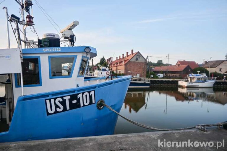 Kuter rybacki UST-101 (port w Łebie)