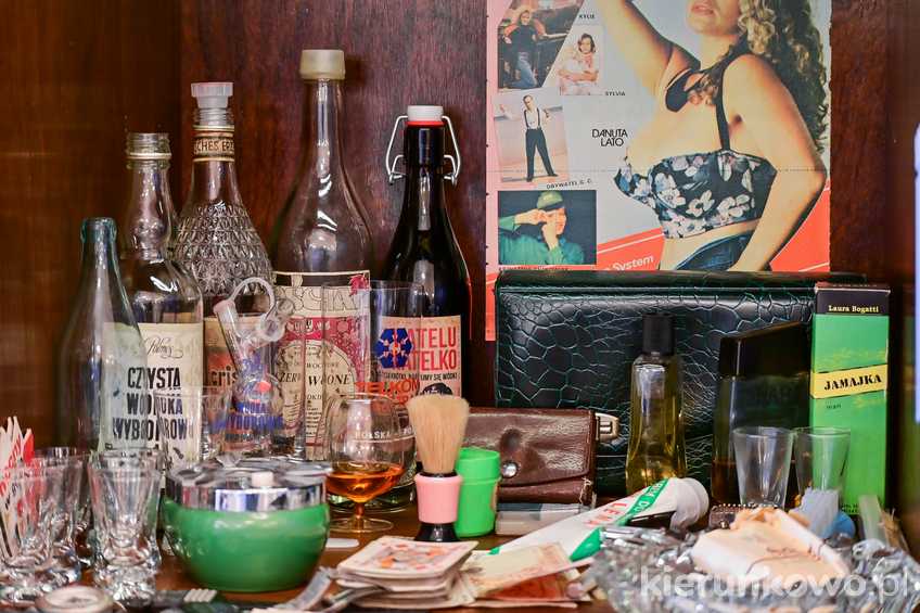 Typowy barek (szafka na alkohol) z okresu PRL