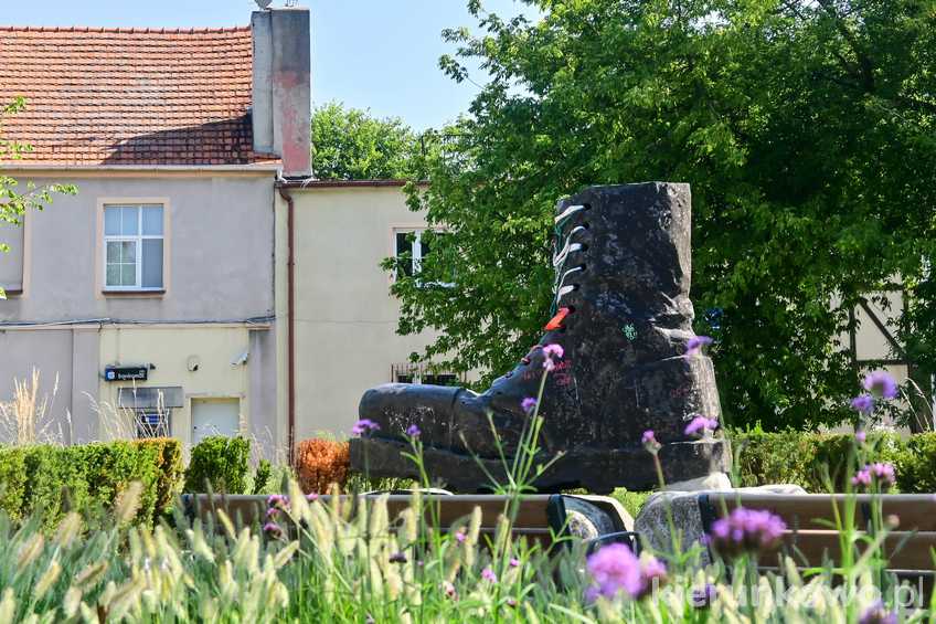 Pomnik Glana na skwerze przy Rondzie Festiwalowym