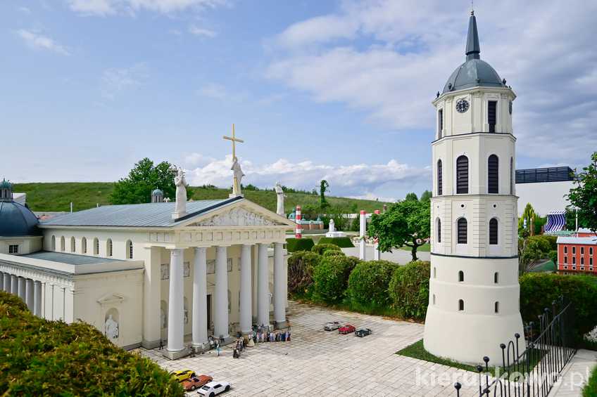 Bazylika św. Stanisława i św. Władysława - miniatura w parku miniatur w Międzyzdrojach