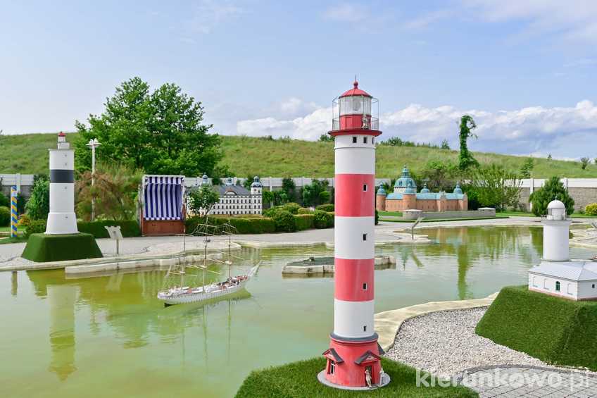 Latarnia Nida na tle miniaturowego Bałtyku w Bałtyckim Parku Miniatur