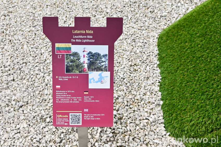 Przy miniaturowych budowlach znajdują się tabliczki informacyjne