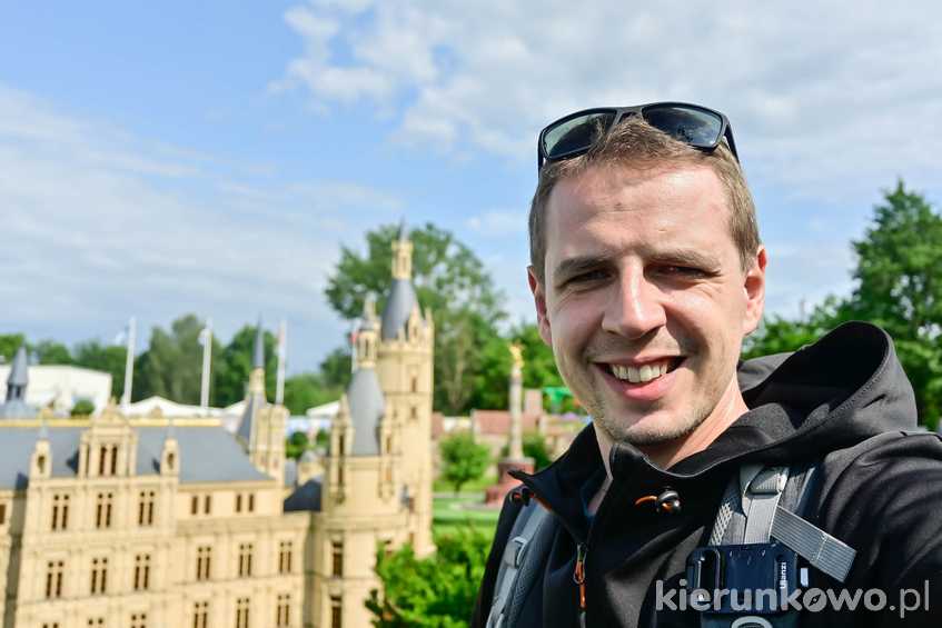 Marcin Krawczyk mikropodróżnik bloger w Bałtyckim Parku Miniatur