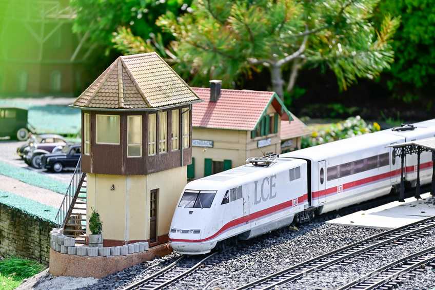 Miniaturowa kolejka w międzyzdrojskim parku miniatur