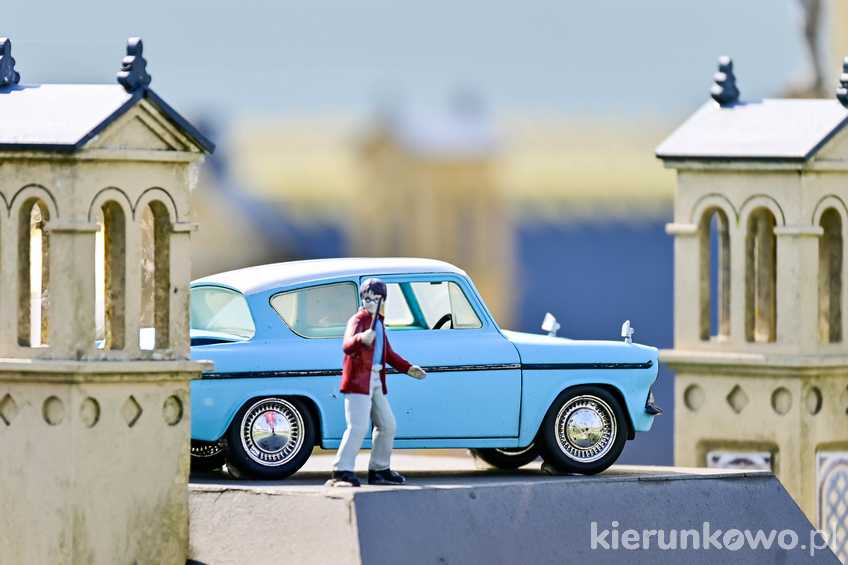 Miniaturowy Harry Potter z błękitnym Fordem Anglia w parku miniatur