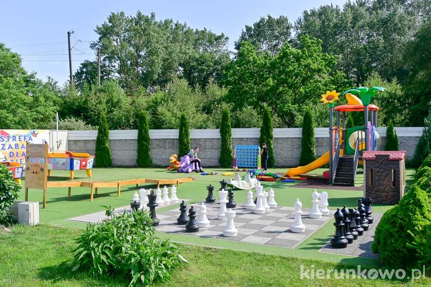 Strefa zabawy dla dzieci w parku miniatur w Międzyzdrojach