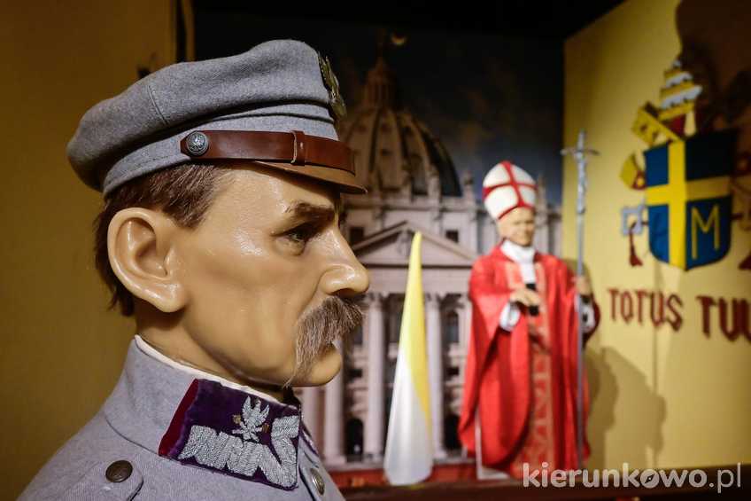 Wybitni Polacy - Piłsudski, Jan Paweł II - Muzeum Figur Woskowych w Międzyzdrojach