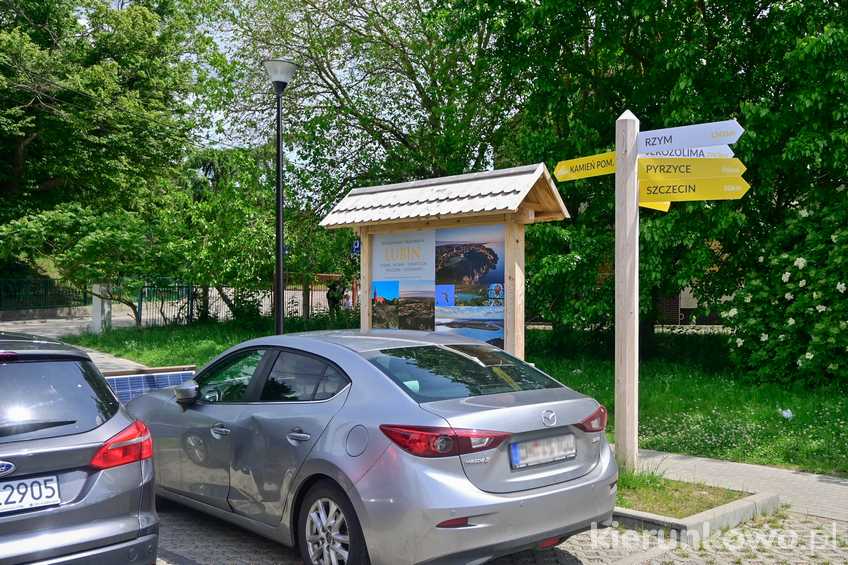 Przy grodzisku znajduje się bezpłatny parking na kilkadziesiąt samochodów
