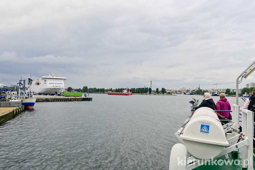 Widok na port w Świnoujściu z promowej przeprawy na Świnie