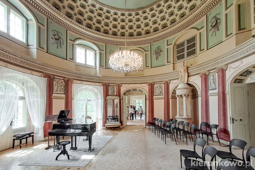 Sala Balowa - najbardziej reprezentacyjne pomieszczenie w pałacu, nazywana też Głównym Salonem czy Salą Rotundową