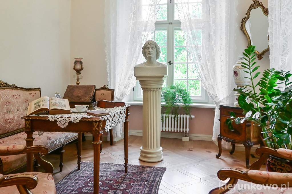 Popiersie Kopernika w jednym z pałacowych pomieszczeń