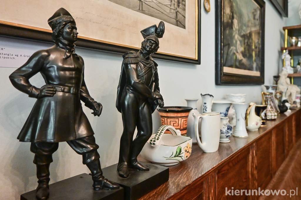 Pamiątki, również patriotyczne, zgromadzone w Muzeum w Lewkowie