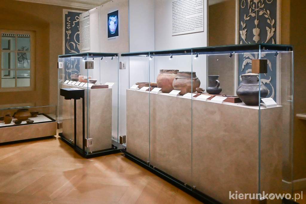 Wystawa archeologiczna na piętrze Muzeum w Lewkowie