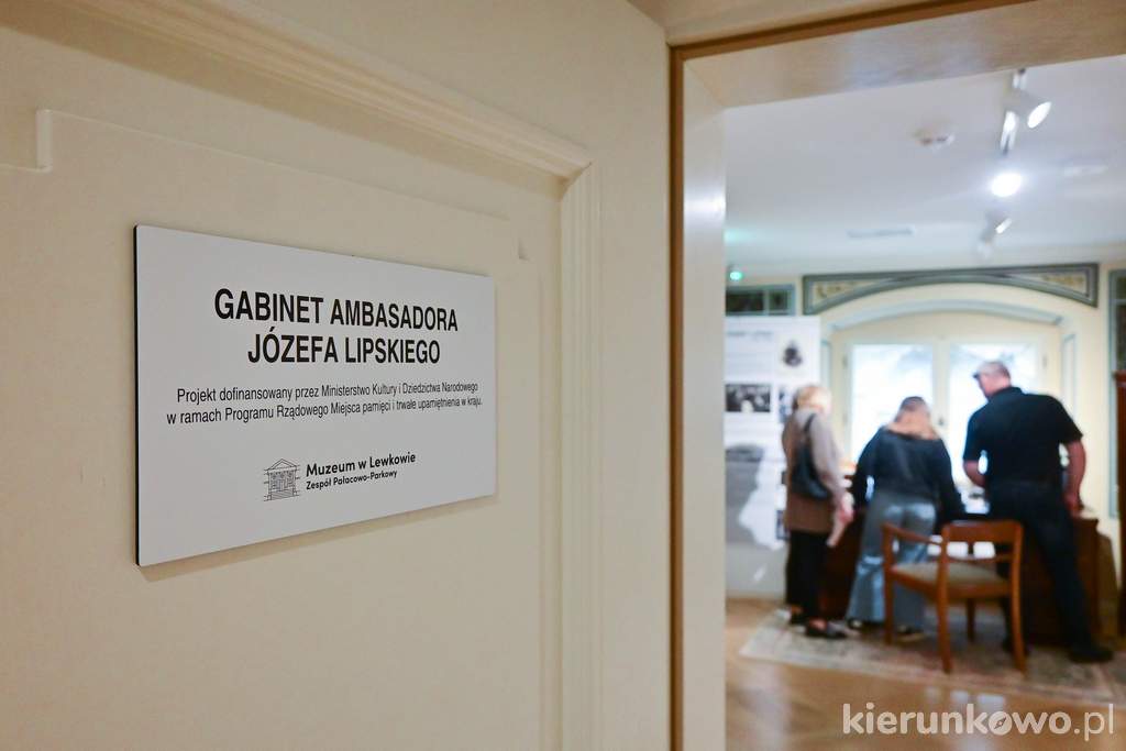 Zwiedzanie pałacu ulatwiają opisy, tablice informacyjne i stanowiska multimedialne (te ostatnie tylko na piętrze)