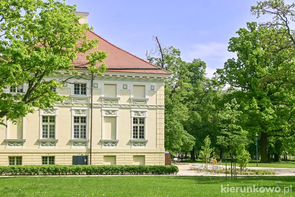 Pałac w Lewkowie od strony zachodniej pośród parkowej zieleni