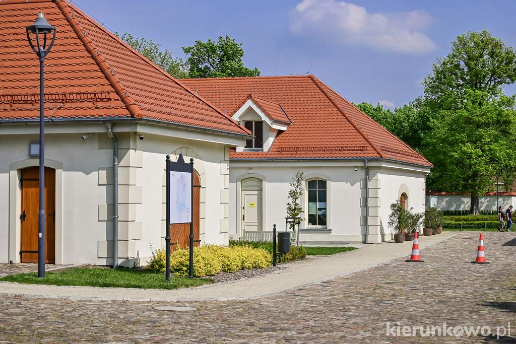 Odbudowana pałacowa stajnia i wozownia (obecnie przestrzeń wystaw czasowych i kasa biletowa)