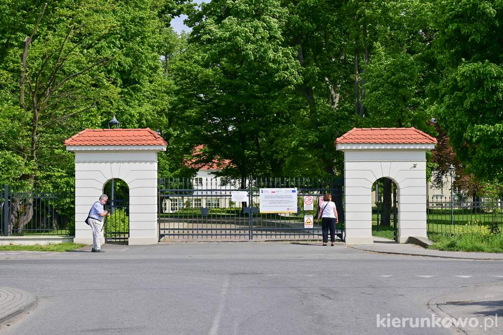 Brama główna rezydencji Lipskich w Lewkowie