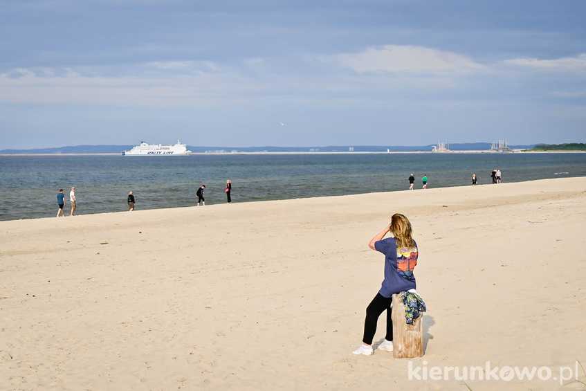 Plaża w Świnoujściu (na morzu widać jeden z promów płynących do portu)