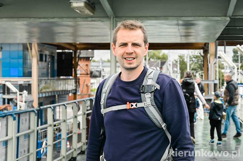 zdjęcie człowieka na promie miejskim w świnoujściu Marcin Krawczyk mikropodróżnik