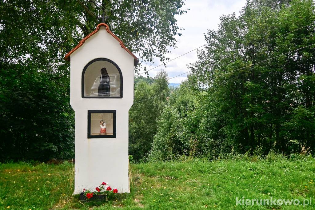 Kapliczka na końcu ul. Górskiej w Dusznikach-Zdroju. Przy niej szlak skręca na gruntową ścieżkę