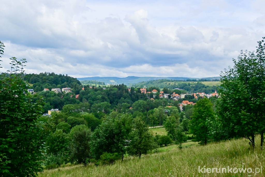 Widok na Duszniki-Zdrój z żółtego szlaku turystycznego, prowadzącego do schroniska "Pod Muflonem"