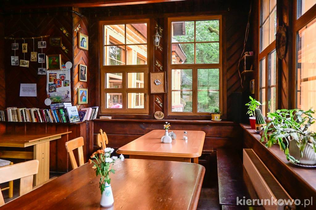 Główna sala schroniska PTTK Pod Muflonem