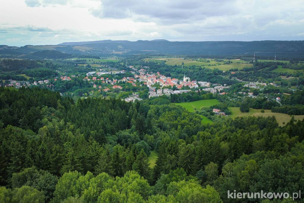 Widok na Duszniki-Zdrój z okolic schroniska "Pod Muflonem" (ujęcie z drona)