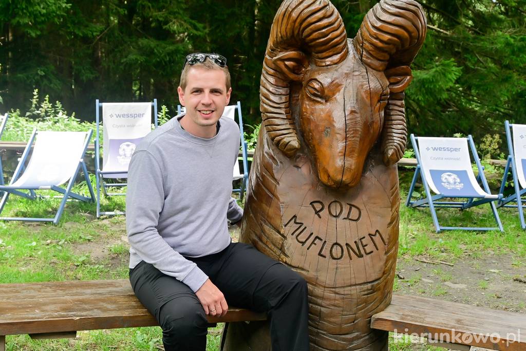 Pamiątkowe zdjęcie z Muflonem? Proszę bardzo, czeka na Was pod potężnym jesionem! marcin krawczyk mikropodróżnik