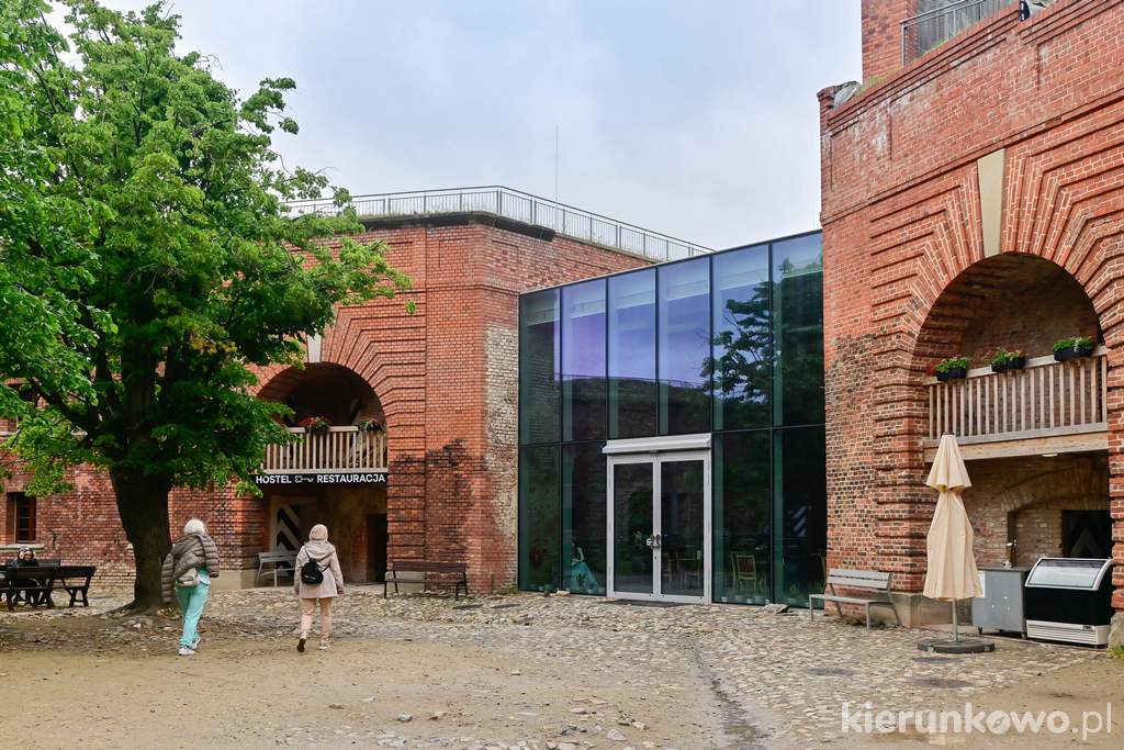 Serce Twierdzy - dziedziniec Donjonu i wejście do hostelu i restauracji