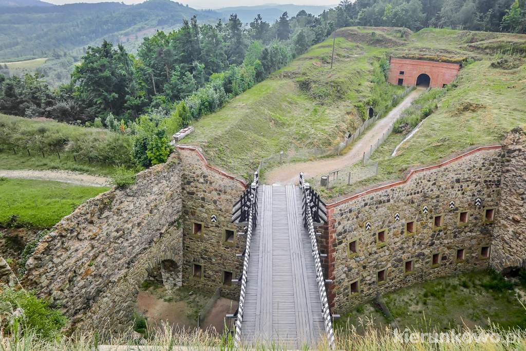 Przejście przez most zwodzony z Donjonu do Bastionu Górnego twierdza srebrna góra