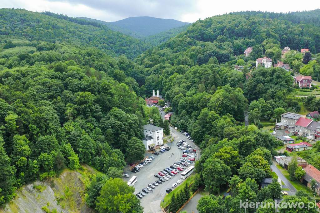 Bezpłatne parkingi znajdują się wzdłuż ulicy Złotej, przy której znajdują się wszystkie atrakcje Kopalni Złota Kopalnia złoty stok dron