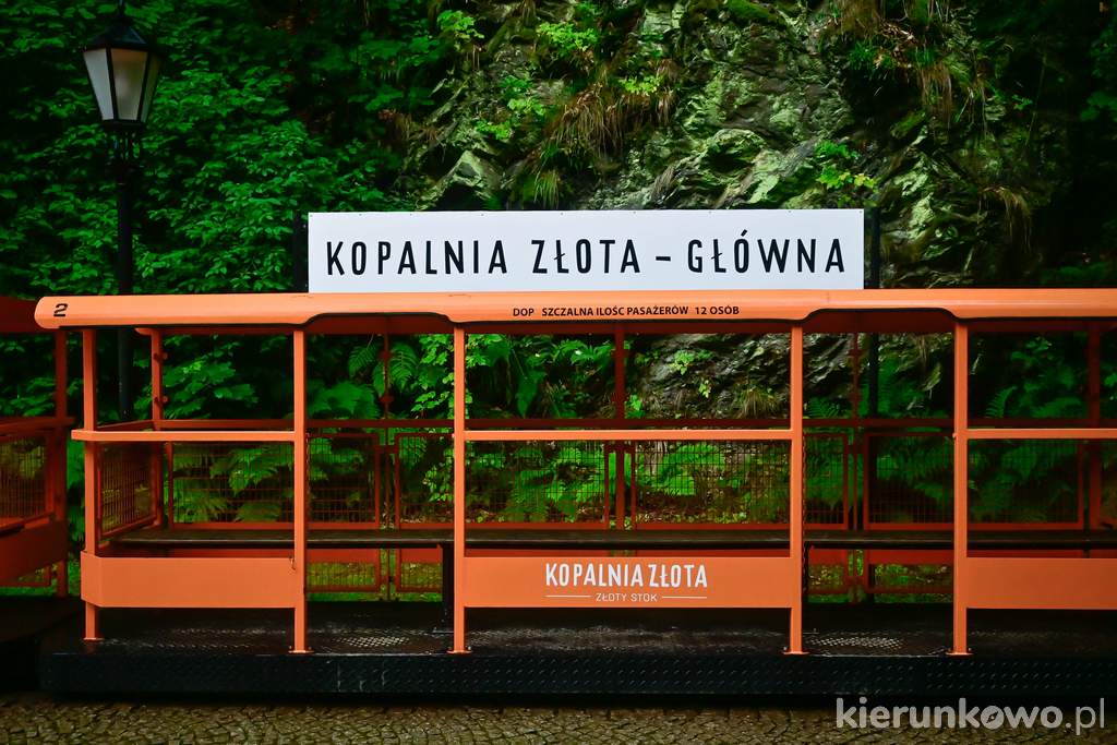 W wagonikach siedzi się okrakiem a wyjazd z kopalni trwa ok. 2 minuty