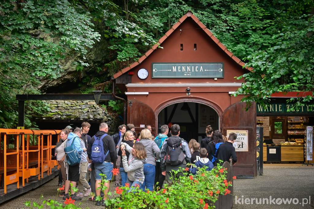 Mennica na terenie Kopalni Złota Złoty Stok - wybijecie w niej pamiątkową monetę i zobaczycie jak odlewa się "złote" sztabki