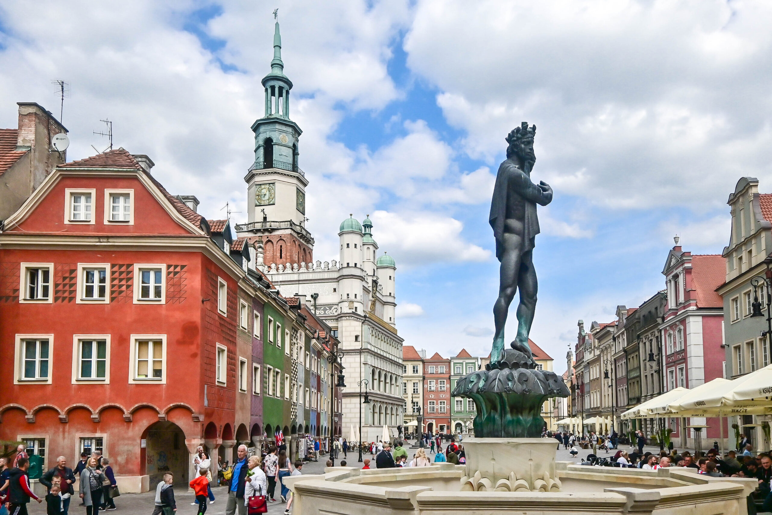 Fontanna Apolla, domki budnicze i ratusz na Starym Rynku w Poznaniu