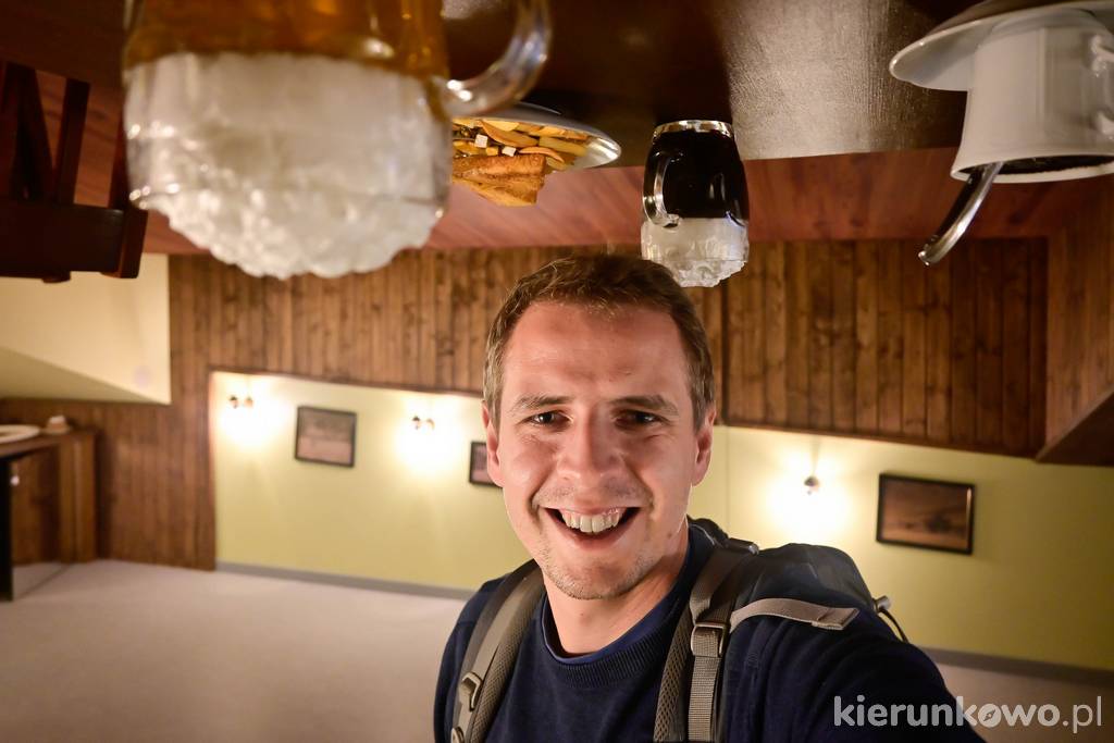 Czeska gospoda do góry nogami. Na stołach oczywiście knedliki, smażony ser i piwo interaktywne muzeum ziemi kłodzkiej w kudowie-zdroju