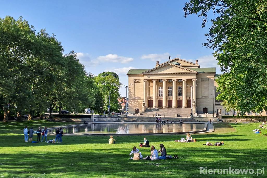 Park Adama Mickiewicza (na drugim planie Teatr Wielki) poznań atrakcje