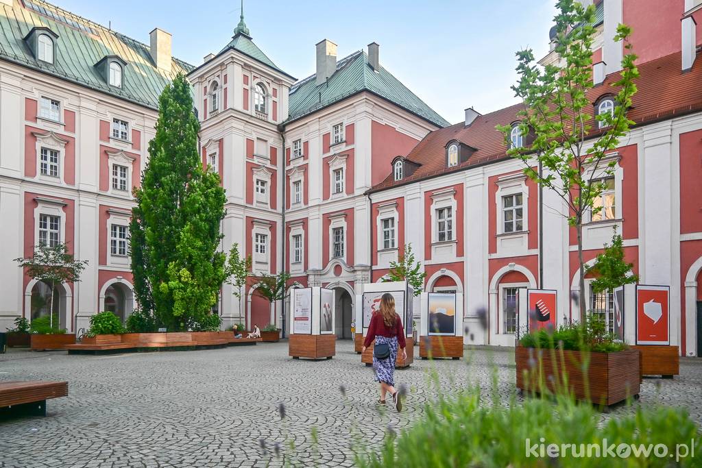 Dziedziniec dawnego kolegium jezuickiego (ob. Urząd Miasta) poznań atrakcje