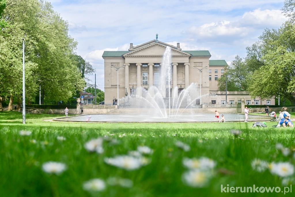 Park Adama Mickiewicza w Poznaniu (na drugim planie Teatr Wielki) poznań atrakcje