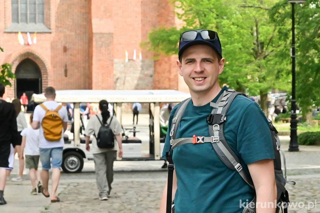 Ja na turystycznym szlaku. Tutaj akurat w Poznaniu na Ostrowie Tumskim marcin krawczyk mikropodróżnik bloger