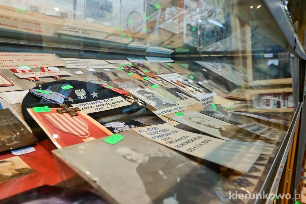 Dokumenty, pamiątki osobiste w Izbie Muzealnej w Buku