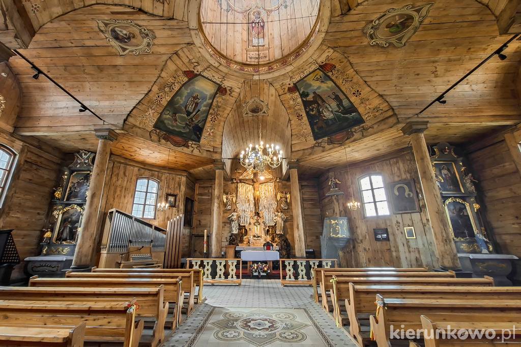 Wnętrze kościoła sw. Krzyża w Buku