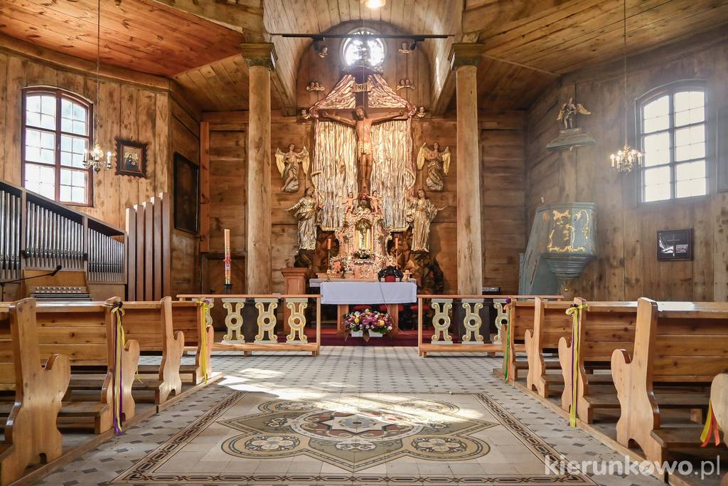 Ołtarz główny - drewniany kościół w Buku