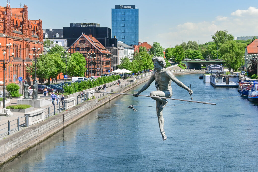 Brda w Bydgoszczy. Na pierwszym planie rzeźba balansująca "Przechodzący przez rzekę" bydgoszcz w jeden dzień