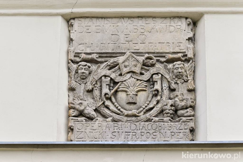 Inskrypcja poświęcona St. Reszce na ścianie dawnego szpitala w Buku, ufundowanego przez Stanisława Reszkę