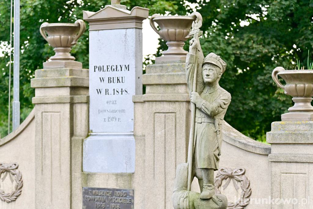 Grobowiec powstańców na bukowskim cmentarzu