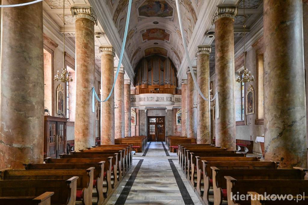 Wnętrze kościoła farnego w Buku