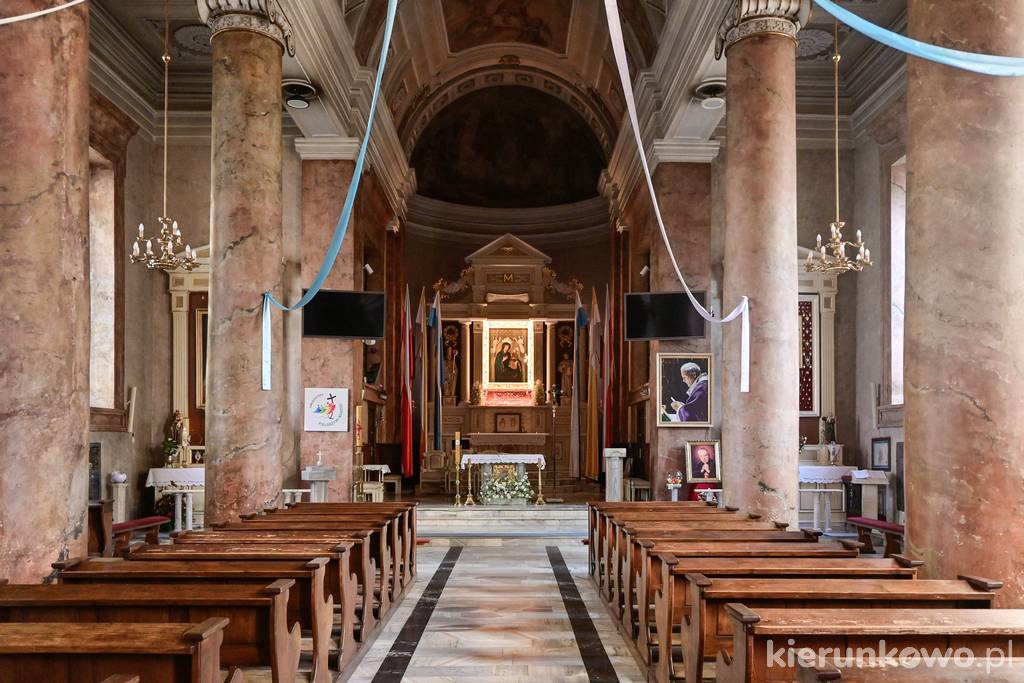 Nawa główna i ołtarz główny kościoła św. Stanisława Biskupa w Buku